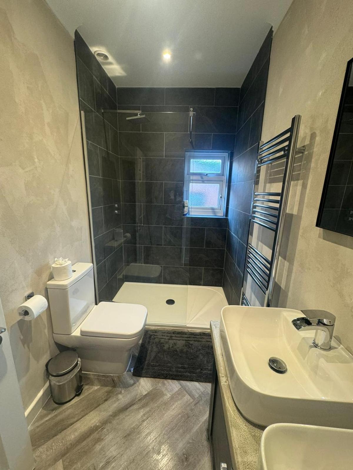 Luxurious New Serviced * Redhill (Surrey)
